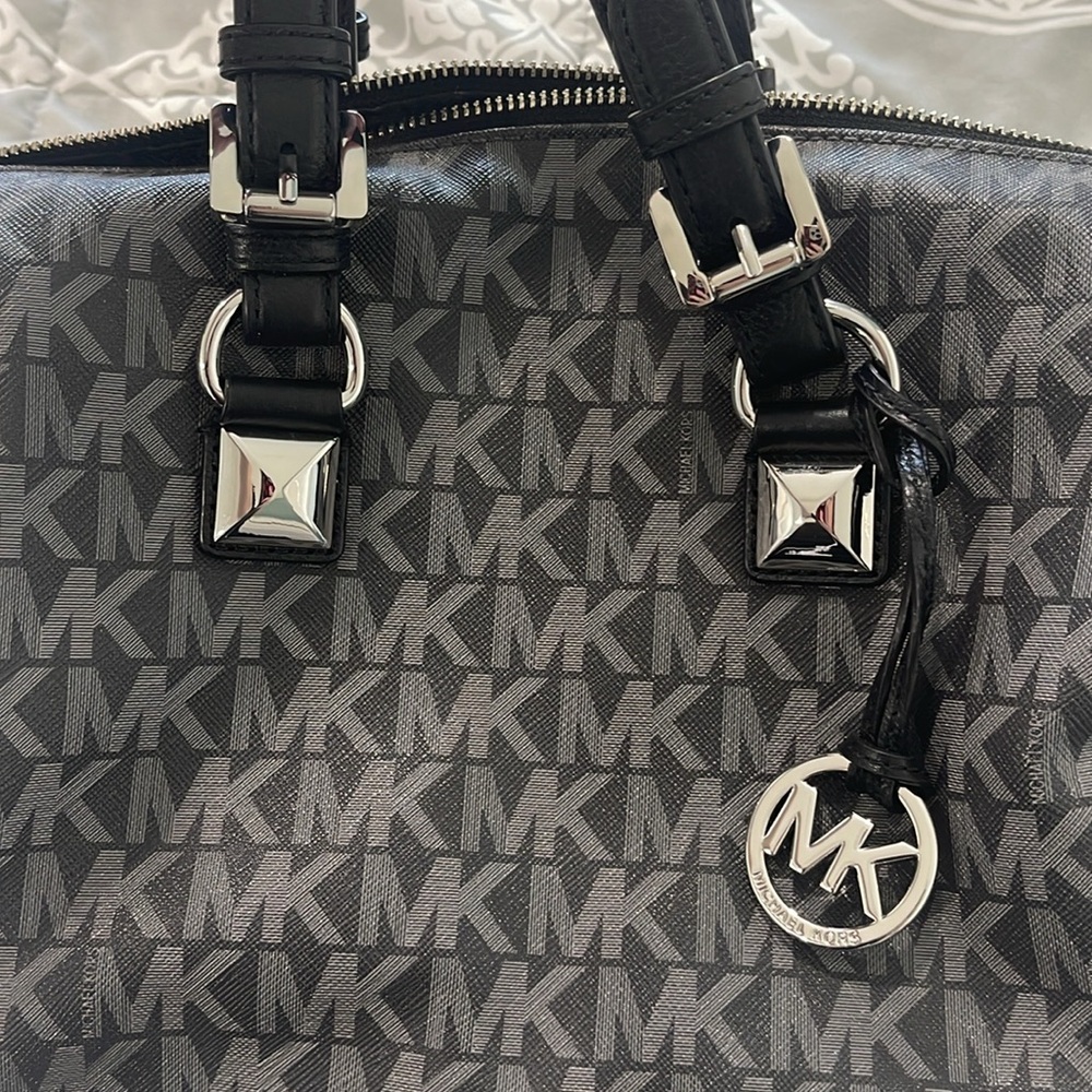 Pre-loved, in great condition MK purse - Picture 4 of 12